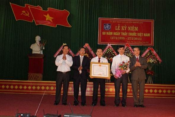 Đại diện Bệnh viện Đa khoa huyện Krông Ana đón nhận Bằng khen của Thủ tướng Chính phủ.