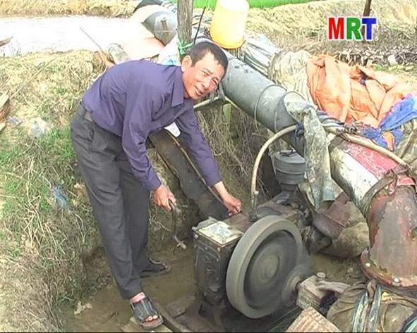 Nông dân Hồ Văn Ngọc, thôn Hồ, xã Cư Mta (huyện M'Drak) đang vận hành máy bơm nước vào ruộng lớn.