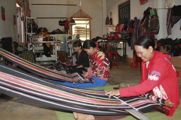 Hợp tác xã dệt thổ cẩm Tơng Bông (buôn Tơng Ju, xã Ea Kao, TP. Buôn Ma Thuột) duy trì hoạt động,               tạo công ăn việc làm cho nhiều người dân địa phương.                                                                    