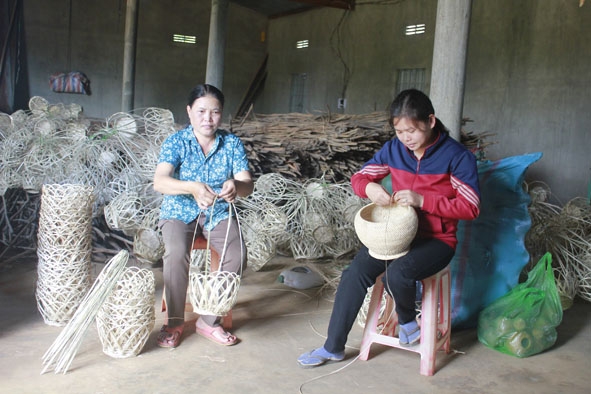 Công nhân làm nghề thủ công tại HTX mây tre đan Phú Thịnh (xã Hòa Đông, huyện Krông Pak).