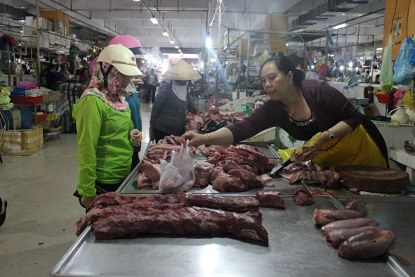 Người tiêu dùng mua thực phẩm tươi sống tại chợ Trung tâm Buôn Ma Thuột.