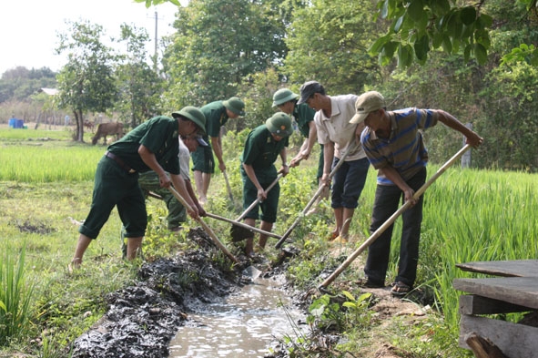  Bộ đội Biên phòng và đoàn viên thanh niên làm mương dẫn nước tại buôn Drang Phôk (xã Krông Na, huyện Buôn Đôn).  Ảnh: V.N