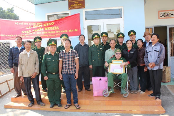 Bộ Chỉ huy Bộ đội Biên phòng tỉnh bàn giao nhà Tình nghĩa tặng gia đình anh Triệu Thanh Tú, nguyên chiến sĩ Đồn Biên phòng Yok Mbre.
