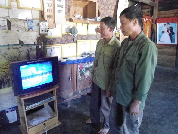 Từ khi có điện, nhiều hộ dân trong thôn Hòa Thanh đã mua sắm  các vật dụng sinh hoạt hiện đại.