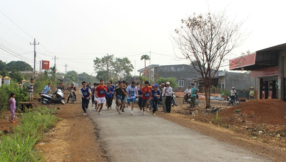 Đoàn viên, thanh niên tham gia thi chạy việt dã tại Hội thao xã Quảng Hiệp năm 2014.