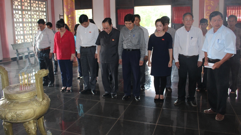 Đoàn đến viếng các anh hùng liệt sĩ tại Đền Liệt sỹ thôn Kiên Cường, xã Hòa Thuận