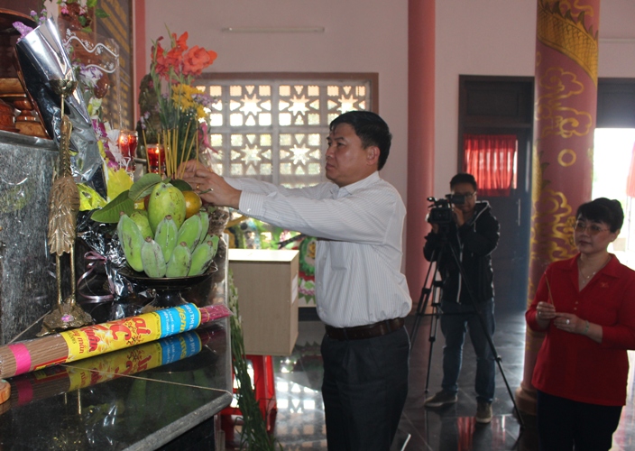 Phó Trưởng Đoàn Đại biểu Quốc hội thành phố Hà Nội dâng hương tưởng nhớ các anh hùng liệt sỹ