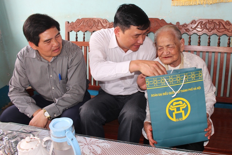 Trao quà tặng Mẹ Việt Nam Anh hùng Lê Thị Bé ở thôn Kiên Cường