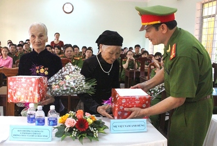 Đại diện lãnh đạo Cảnh sát PCCC tỉnh tặng quà cho các Mẹ Việt Nam Anh hùng
