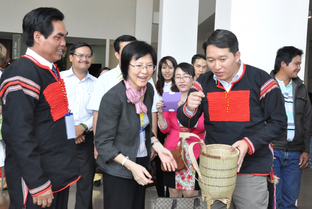 Phó Chủ tịch UBND tỉnh Nguyễn Hải Ninh giới thiệu Phó Đại sứ quán Thái Lan Wanthanee Viputwongsakul