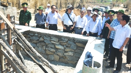 Phó Thủ tướng Chính phủ kiêm Bộ trưởng Bộ Ngoại giao Phạm Bình Minh ra thực địa, kiểm tra công tác xây dựng cột mốc biên giới 42.