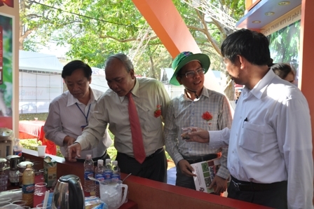 Phó Chủ tịch Thường trực UBND tỉnh Y Dhăm Ênuôl thăm gian hàng của Tổng Công ty Cà phê Việt Nam tại Hội chợ - Triển lãm chuyên ngành Cà phê lần thứ V - năm 2015.