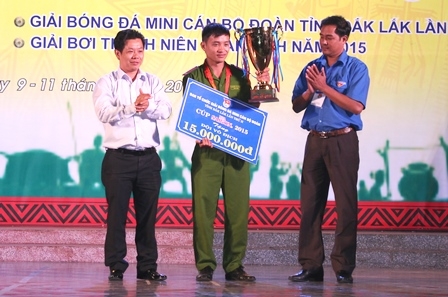 Ban tổ chức trao giải Nhất cho Đoàn Công an tỉnh ở nội dung bóng đá mini