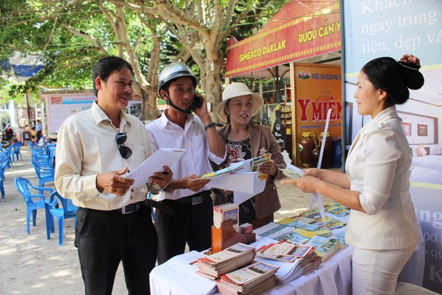 Du khách tìm hiểu thông tin về các điểm đến, tour, tuyến... tại Ngày hội du lịch Dak Lak.