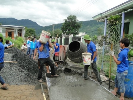 Thanh niên tình nguyện Mùa hè xanh giúp người dân làm đường tại huyện Kr ông Bông (ảnh minh họa)