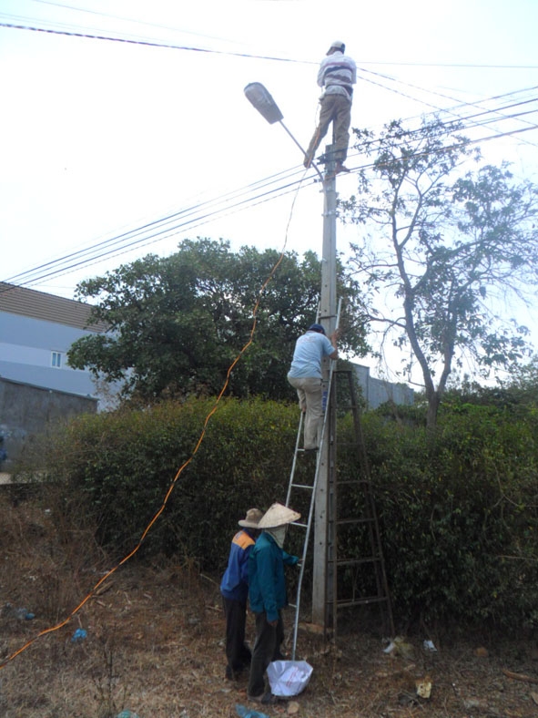 Người dân hai thôn Hòa Phú và Hòa Nam 1 tham gia thi công lắp đặt điện đường.
