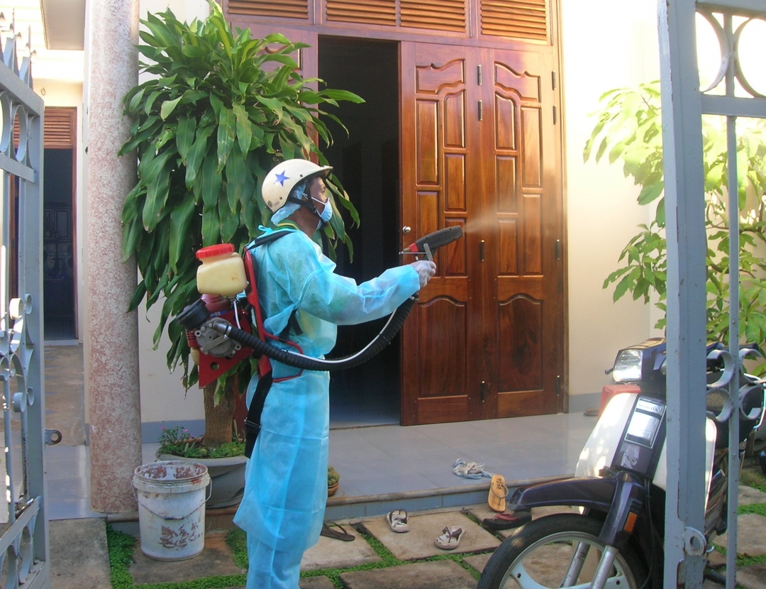 Ngành y tế tiến hành phun hóa chất diệt muỗi phòng bệnh sốt xuất huyết tại các địa bàn dân cư. 