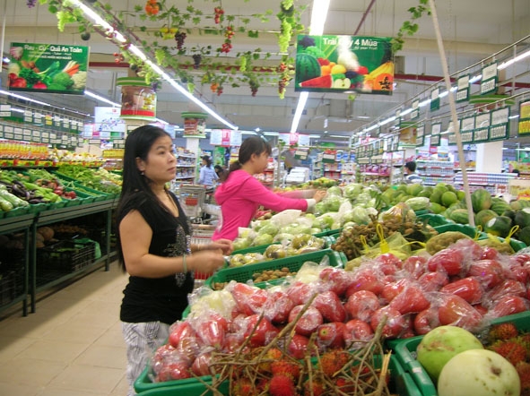Người tiêu dùng chọn mua rau, củ, quả tại siêu thị Co.op Mart. 