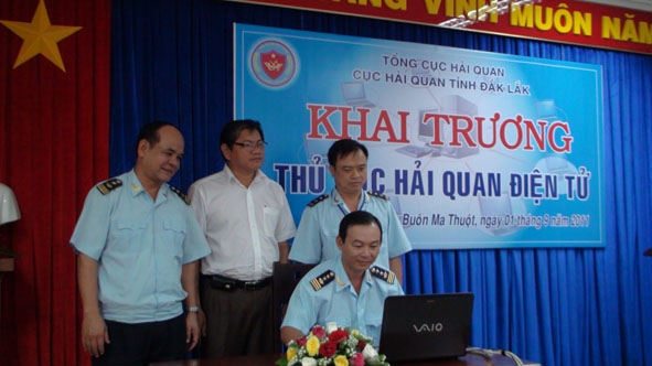 Ông Huỳnh Văn Tiến, Cục trưởng Cục Hải quan Dak Lak (người ngồi) nhấn nút khai trương thủ tục Hải quan điện tử.