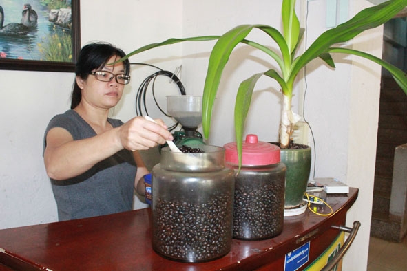 Chị Phan Thị Hiếu xay cà phê phục vụ thực khách.