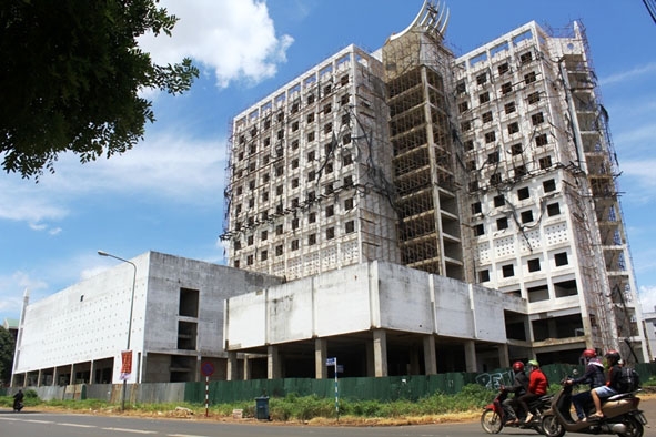 Dự án Trung tâm thương mại Phú Xuân (phường Thắng Lợi, TP. Buôn Ma Thuột) đang tạm dừng thi công do thiếu vốn.  