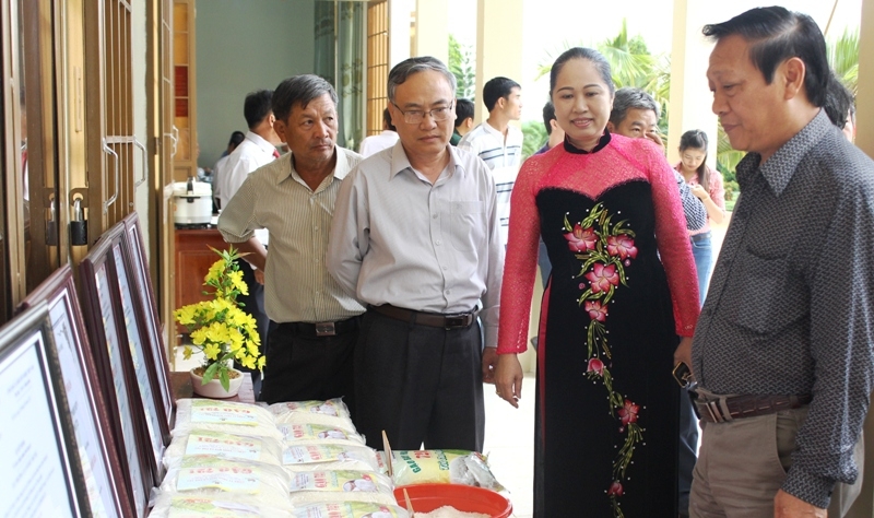 Bà Nguyễn Thị Thủy, Giám đốc Công ty TNHH MTV cà phê 721 đang giới thiệu sản phẩm gạo với các đại biểu