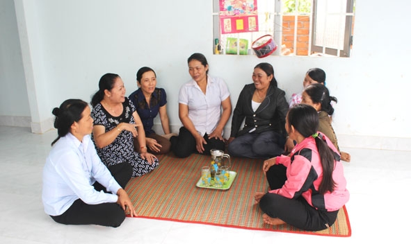 Hội Phụ nữ xã Ea M’nang (huyện Cư M’gar) chia sẻ kinh nghiệm về công tác nắm bắt tư tưởng  của hội viên, phụ nữ trên địa bàn.