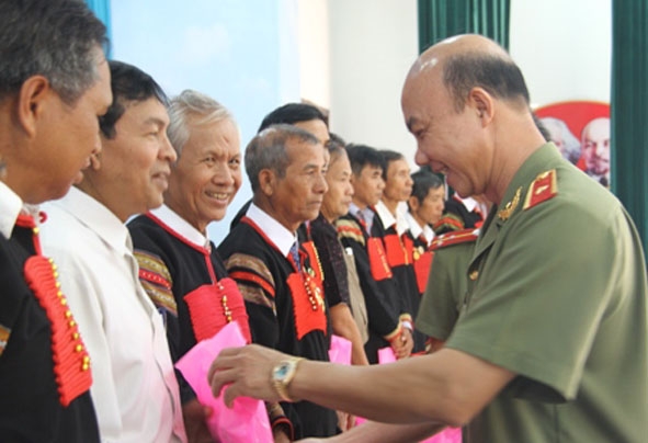  Thiếu tướng Trần Kỳ Rơi, Giám đốc Công an tỉnh tặng quà người có  uy tín  tiêu biểu trong vùng dân tộc  thiểu số.
