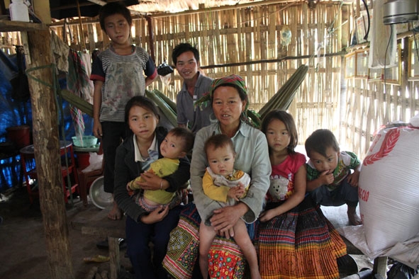 Một gia đình sinh đông con ở xã Krông Jing.