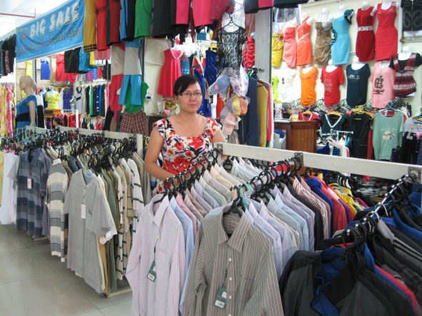 Nhiều quầy hàng tại chợ Trung tâm Buôn Ma Thuột đã giảm giá để thu hút người mua.