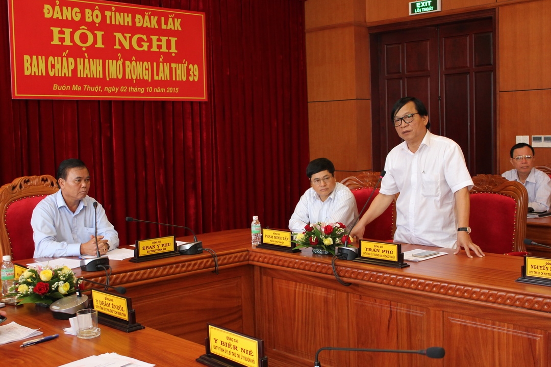Đồng chí Trần Phú, Ủy viên Ban Thường vụ, Trưởng Ban Tổ chức Tỉnh ủy phát biểu tại Hội nghị