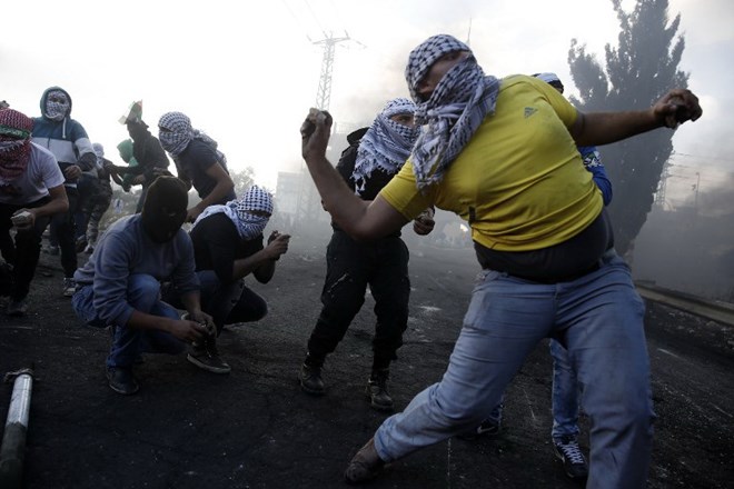 Người dân Palestine xung đột với lính Israel ở Bờ Tây, ngày 9-10. (Nguồn: AFP)