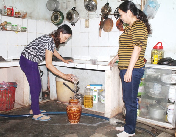 Học và làm theo Bác, phụ nữ thị trấn Krông Kmar, huyện Krông Bông  xây dựng “Hũ gạo tiết kiệm” hỗ trợ cho phụ nữ nghèo.