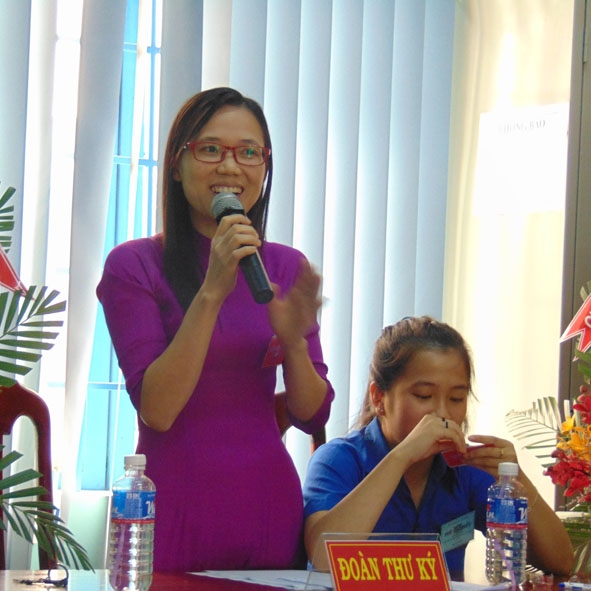 Cô giáo Vũ Thị Ngoại (đứng) phát biểu tại  Đại hội Đoàn Trường THPT  Cư M’gar.