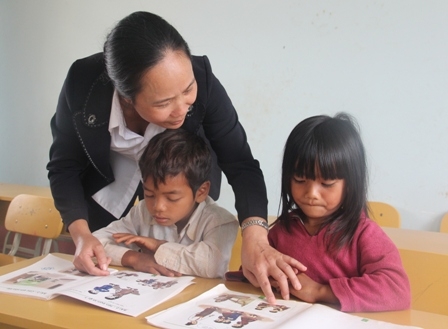 Cô giáo Trường Tiểu học Nơ Trang Lơng (huyện Kr ông Pắc) tận tình hướng dẫn các em học sinh dân tộc thiểu số 
