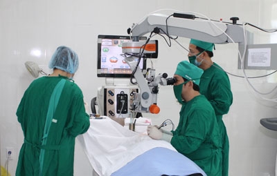 Một ca phẫu thuật thay đục thủy tinh thể cho người bệnh tại Bệnh viện Mắt Tây Nguyên. 