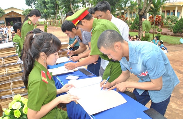 Phạm nhân tại Trại giam Đắk Trung (huyện Cư M’gar)  được đặc xá làm thủ tục trước khi ra trại.