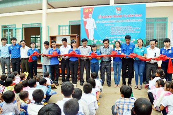 ĐVTN huyện Ea Súp và đại diện chính quyền địa phương cắt băng khánh thành và bàn giao phòng học tại xã Ea Lê.
