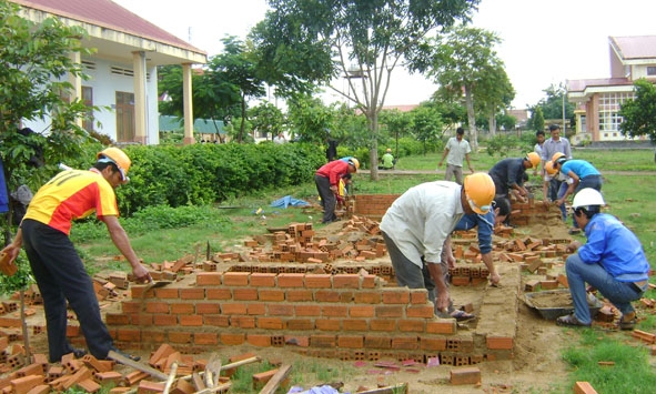 Học viên Trung tâm Dạy nghề huyện Krông Ana thực hành nghề xây dựng dân dụng. 