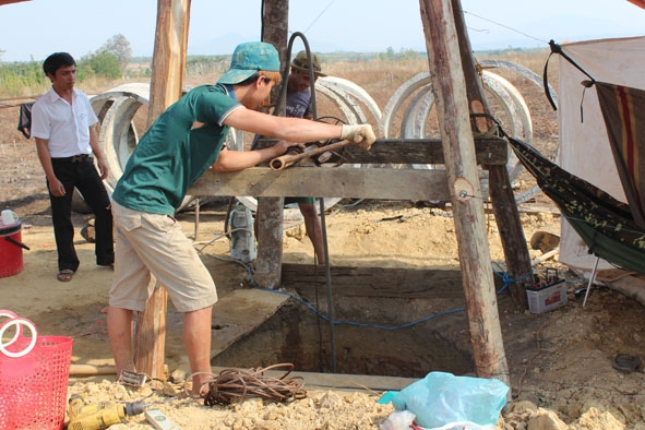 Bà con nông dân thôn 4, xã Ea H'leo đào giếng tìm nước cứu vườn tiêu.