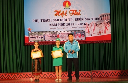 Đại diện Ban Tổ chức Hội Thi trao giải Nhất cho em Nguyễn Bảo Ngọc (Trường TH Nguyễn Bỉnh Khiêm)