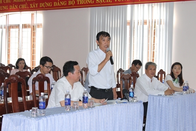 Bác sĩ CKII Nguyễn Văn Tâm, Giám đốc BVĐK huyện Cư Kuin tóm tắt sự việc tại buổi họp báo.