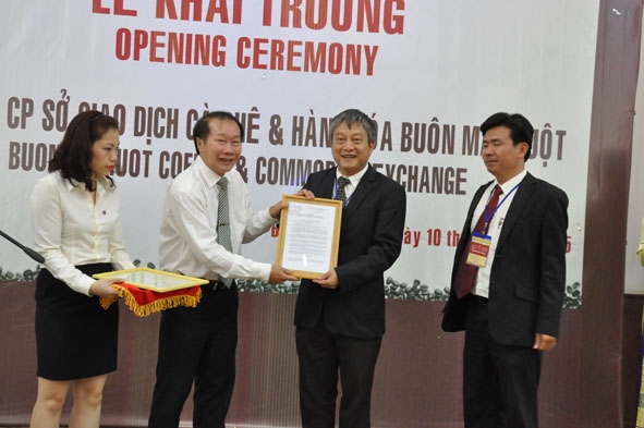 Nguyên Phó Chủ tịch UBND tỉnh Trần Hiếu trao Chứng nhận đầu tư cho BCCE trong ngày khai trương.