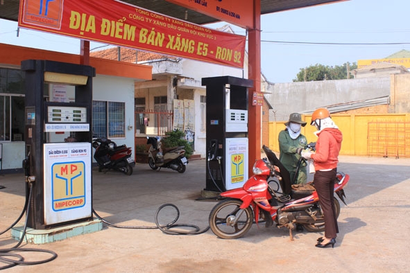 Điểm  bán  xăng E5  tại  Trạm xăng dầu số 4 -  Nguyễn Lương Bằng,  TP. Buôn Ma Thuột.
