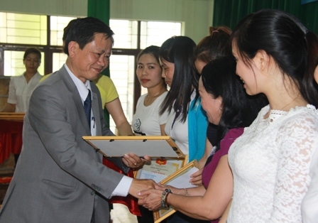Ông Bùi Hữu Thành Cát, Phó Giám đốc Sở GD-ĐT tặng  Giấy khen