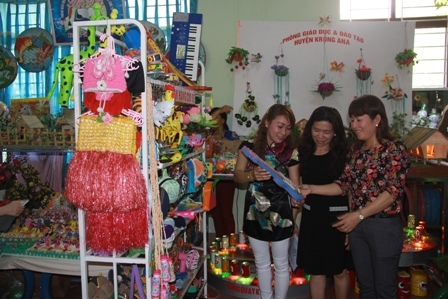 Gian triển lãm đồ dùng, đồ chơi tự làm của Phòng GD-ĐT huyện Krông Ana thu hút sự quan tâm 
