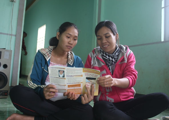 Cán bộ chuyên trách dân số xã Dur Kmăl, huyện Krông Ana (bên phải) tư vấn lợi ích của sàng lọc trước sinh và sơ sinh cho người dân.