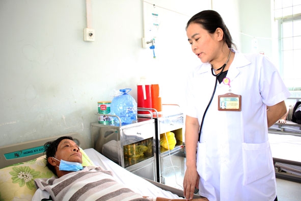 Bác sĩ Nguyễn Thị Bê đang thăm khám bệnh nhân.   Ảnh: Quang Nhật