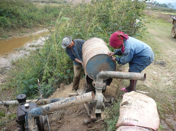 Người dân  xã Dur Kmăl (huyện  Krông Ana) tận dụng  mọi nguồn nước bơm chống hạn  cho cây lúa.