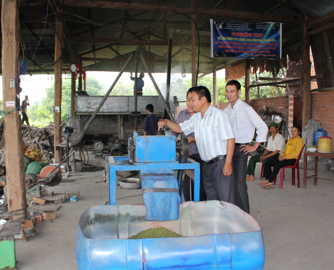 Dây chuyền sản xuất hạt nhựa tại cơ sở Minh Chiến, xã Ea Huar, huyện Buôn Đôn được hỗ trợ bằng kinh phí khuyến công địa phương năm 2014